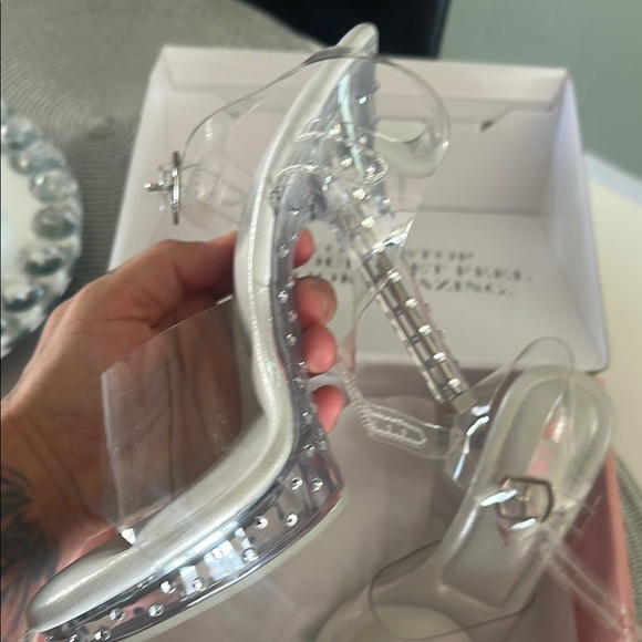 Silver Heels - Picture 4 of 5